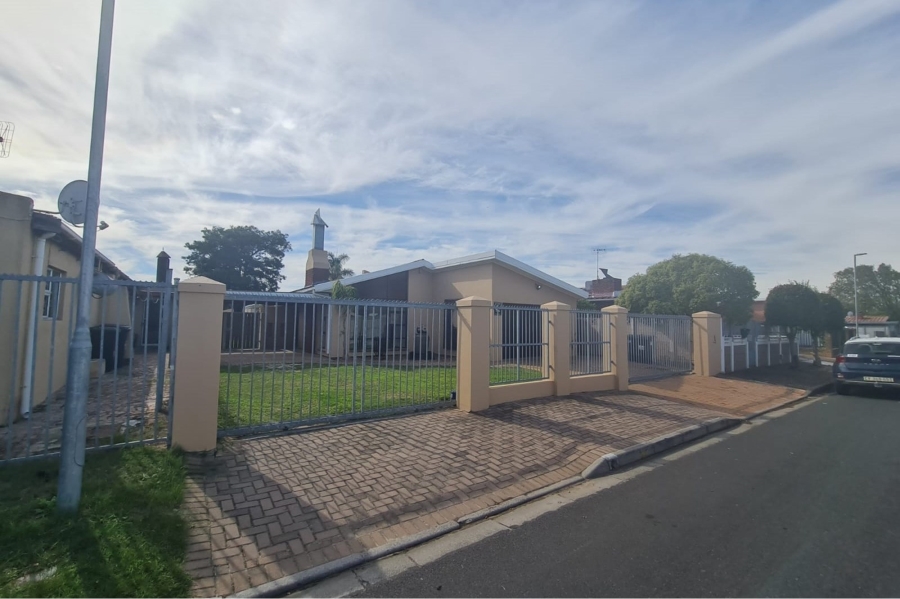 5 Bedroom Property for Sale in Windsor Park Western Cape
